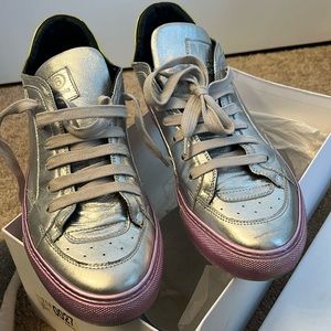 Madison Mariela sneaker… scuff on front missing one inside sole.